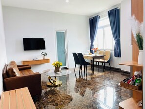 Business-Apartment | Wohnbereich | 25-Zoll-Fernseher mit Premium-TV-Sendern, Arbeitsbereiche