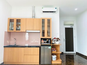 Business Apartment | Private kitchen | Mini-fridge, microwave, stovetop, cookware/dishes/utensils - Cuong Anh House (Ho Chi Minh City)