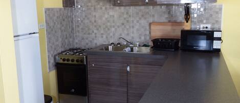 Kühlschrank, Mikrowelle, Ofen, Herdplatte