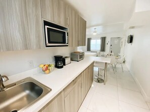 Kylskåp, mikrovågsugn, kaffe- och tebryggare och brödrost