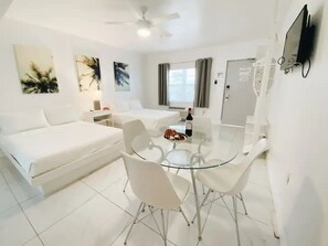 Strykjärn/strykbräda och sängkläder