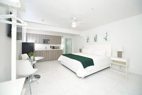 Iron/ironing board, bed sheets