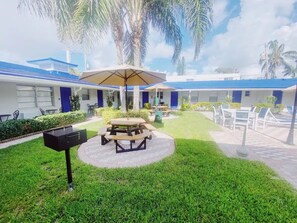 Outdoor dining - Spacious 1bd Apt 1 block off the beach with pool (pompano beach)