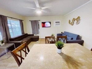 Smart TV - Spacious 1bd Apt 1 block off the beach with pool (pompano beach)