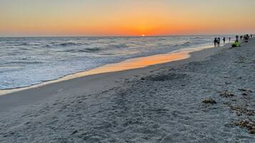 In Strandnähe, Liegestühle, Strandtücher