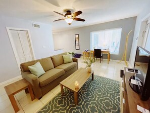 Smart TV - Spacious 1 Bedroom Double Apt - Pool, Free Parking, Walk to Beach! (Lauderdale by the sea)