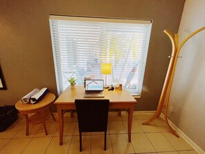 Interior - Spacious 1 Bedroom Double Apt - Pool, Free Parking, Walk to Beach! (Lauderdale by the sea)