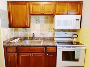 Refrigerador, horno, cafetera/tetera, tostadora