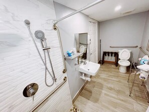 Shower, hair dryer, towels - Cozy Standard Double Room - Steps to Beach, Free Parking & Pool (Lauderdale by the sea)