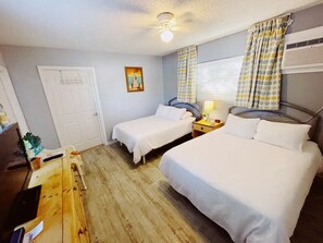 1 bedroom, iron/ironing board, WiFi - Cozy Standard Double Room - Steps to Beach, Free Parking & Pool (Lauderdale by the sea)