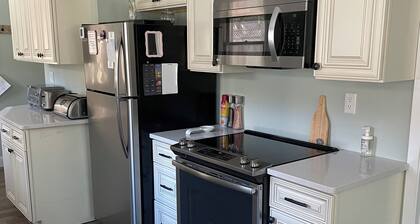 Green Lake Terrace - AC- Fenced Yard -Dog Friendly. 2 short blocks to the beach.