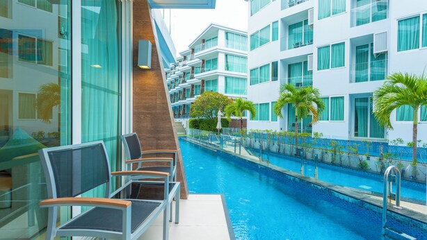 Ett modernt hotell med en swimmingpool, utomhusplats och utsikt över poolområdet.