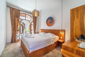 舒适三人房, 泳池景观 | 高档床上用品、加厚床垫、客房内保险箱、遮光窗帘