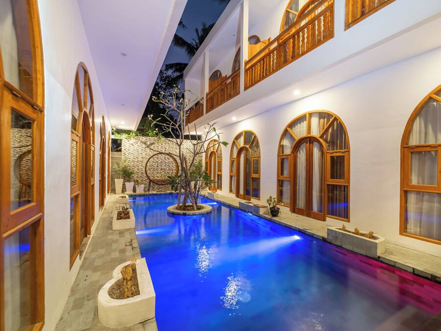 Una piscina al aire libre