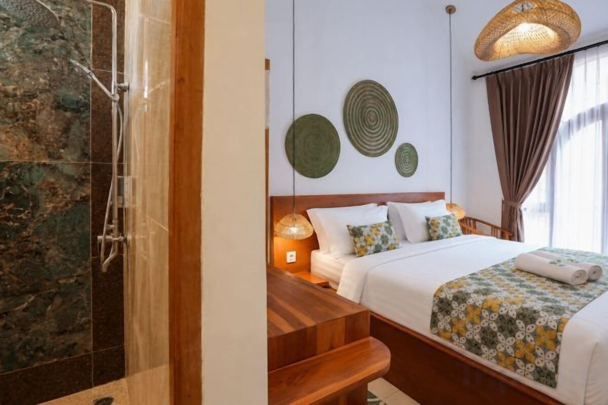 Premium bedding, pillowtop beds, in-room safe, blackout drapes