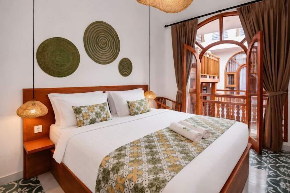 Premium bedding, pillow-top beds, in-room safe, blackout curtains
