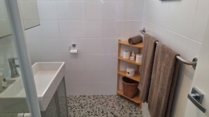 Shower, hair dryer, towels, soap - White Lotus - Freshly Renovated Central Fremantle Apartment With Panoramic Views (Fremantle)