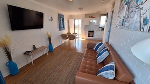 Smart TV - White Lotus - Freshly Renovated Central Fremantle Apartment With Panoramic Views (Fremantle)