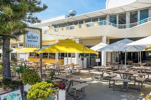 Outdoor dining - White Lotus - Freshly Renovated Central Fremantle Apartment With Panoramic Views (Fremantle)