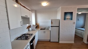 Fridge, microwave, oven, stovetop - White Lotus - Freshly Renovated Central Fremantle Apartment With Panoramic Views (Fremantle)