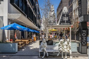 Outdoor dining - White Lotus - Freshly Renovated Central Fremantle Apartment With Panoramic Views (Fremantle)