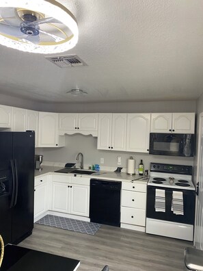 Kylskåp, mikrovågsugn, ugn och spishäll