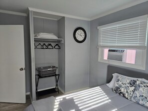 3 bedrooms, desk, iron/ironing board, free WiFi - Cozy Haven in Hampton Roads – Near Beaches, Military Bases & Historic Sites! (Hampton)