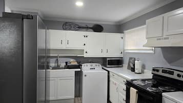 Jääkaappi, mikroaaltouuni, uuni, liesi