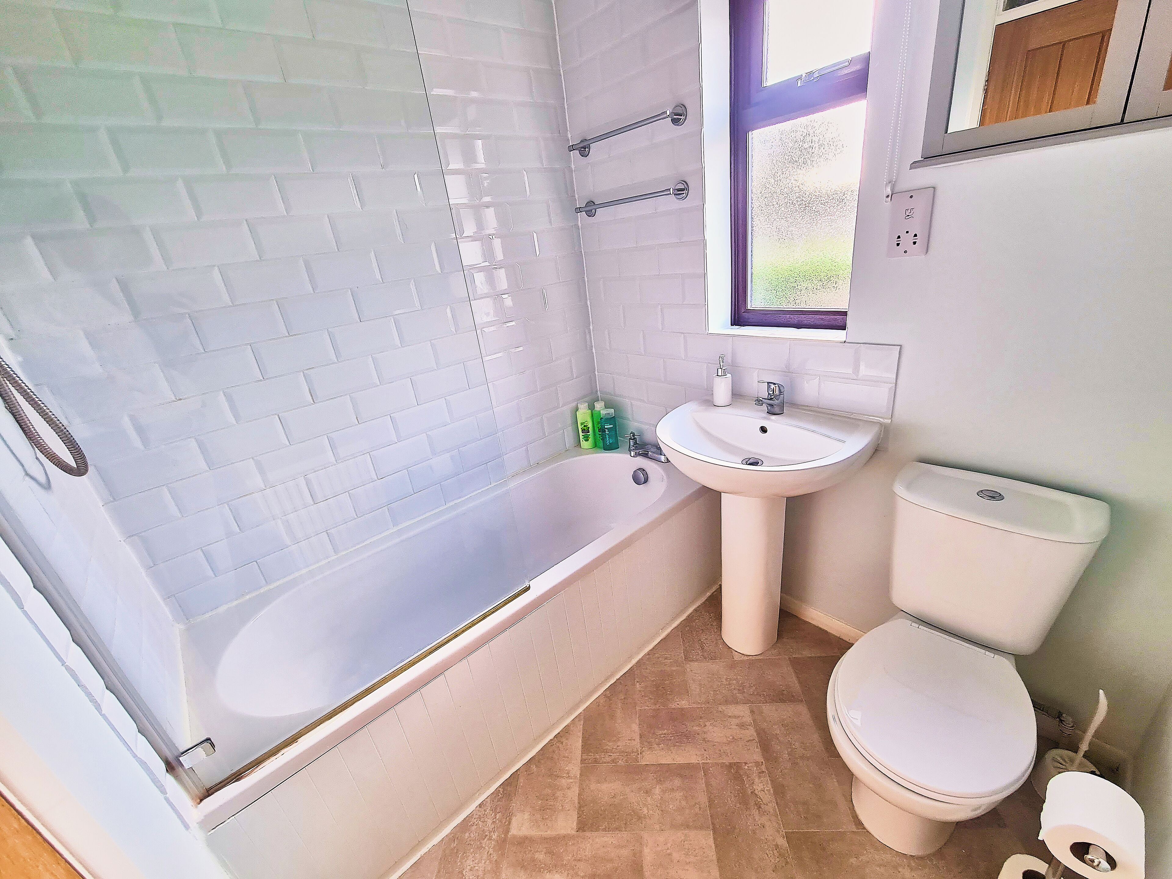 บ้านพัก, ลานระเบียง, วิวเมือง | ห้องน้ำ