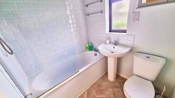 บ้านพัก, ลานระเบียง, วิวเมือง | ห้องน้ำ