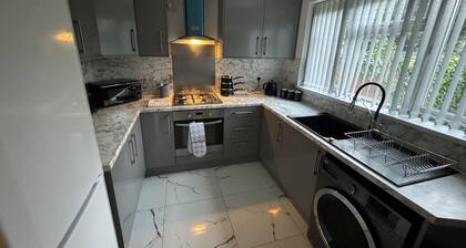 3 Bed-Sleeps 5- Garden-Pets-Parking
