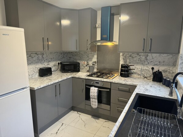 Réfrigérateur, four à micro-ondes, un four, surface de cuisson