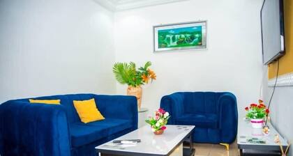 2 Bed Apt Sleeps 5 - WiFi, Parking, Balcony