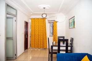 Dining - 2 Bed Apt Sleeps 5 - WiFi, Parking, Balcony (Douala)