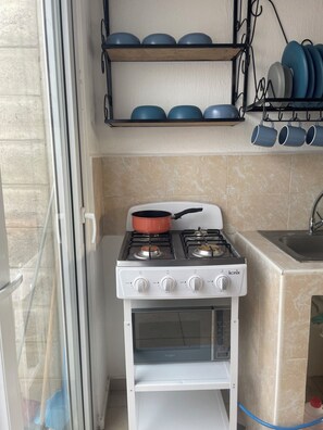 Microwave, stovetop - Tiny but Charming 2-bedroom house with AC and WiFi in Santa Ana (Santa Ana)