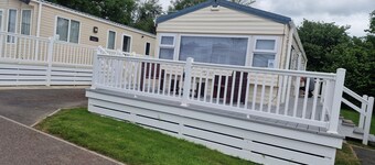 Lodge Sleeps 4 - Pet Friendly with Private Parking