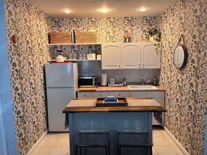 Private kitchen - Dog-friendly Downtown Newport Apartment (Newport)