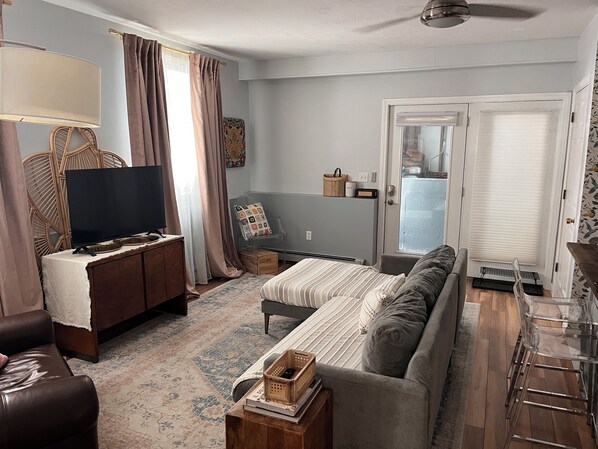 Living area - Dog-friendly Downtown Newport Apartment (Newport)