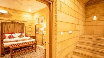 Romantic Room, Balcony, City View | Blackout curtains, soundproofing, iron/ironing board, free WiFi