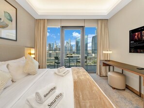 مكتب ومكواة/لوح كي وواي فاي وملاءات أسرّة