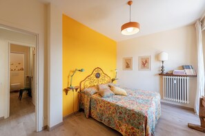 3 slaapkamers, een strijkplank/strijkijzer, internet, beddengoed