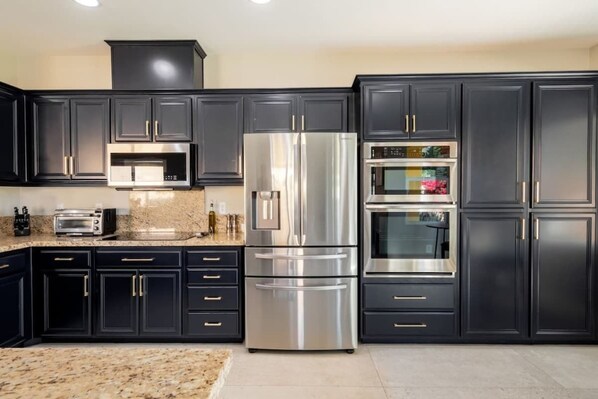 Kühlschrank, Mikrowelle, Ofen, Herdplatte