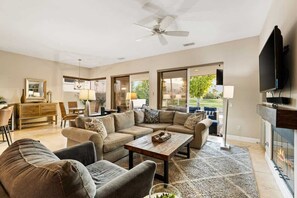 Télévision, cheminée, livres, espaces bureaux