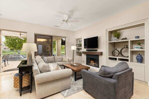 Télévision, cheminée, livres, espaces bureaux