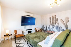 2 chambres, bureau, fer et planche à repasser, lit parapluie