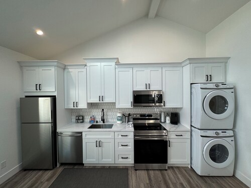 Modern & New ~ Walk to Downtown
Entire 2BD guesthouse in Pleasant Hill