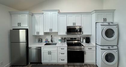 Modern & New ~ Walk to Downtown
Entire 2BD guesthouse in Pleasant Hill