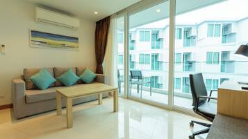 Basic-Apartment, Poolblick | 1 Schlafzimmer, kostenloses WLAN