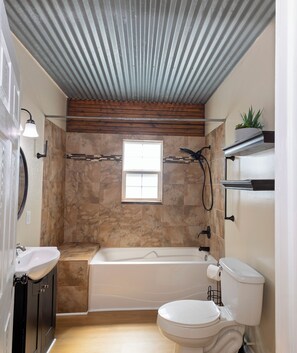 Hair dryer, bidet, towels, soap - Entire 2-bedroom house in Corpus Christi with CAL KING BED,EV-CHARG AC, WiFi (Corpus Christi)
