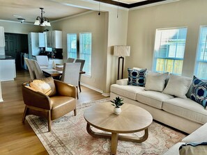 Smart TV, offices - Entire 2-bedroom house in Corpus Christi with CAL KING BED,EV-CHARG AC, WiFi (Corpus Christi)